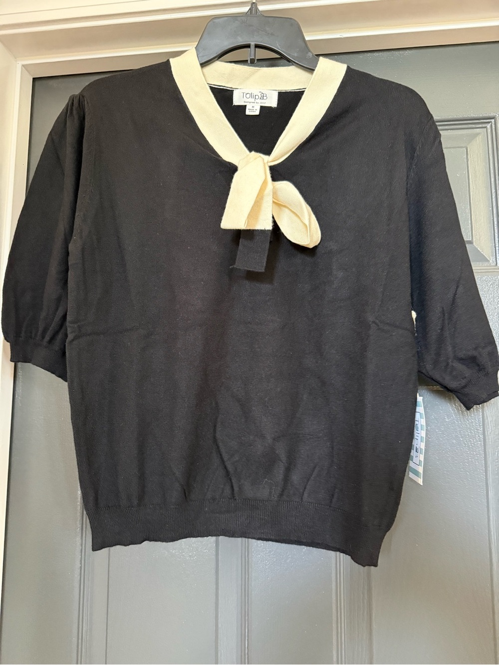 Tolip Black Short-Sleeve Sweater with Cream Tie Neck